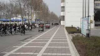 preview picture of video 'Xi'an Aircraft Company in China - 10,000 employees on bicycles returning to work after lunch'
