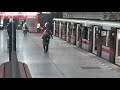 Muž spadl do kolejiště metra, pomohl mu strážník a kolemjdoucí Muž spadl do kolejiště metra, pomohl mu strážník a kolemjdoucí