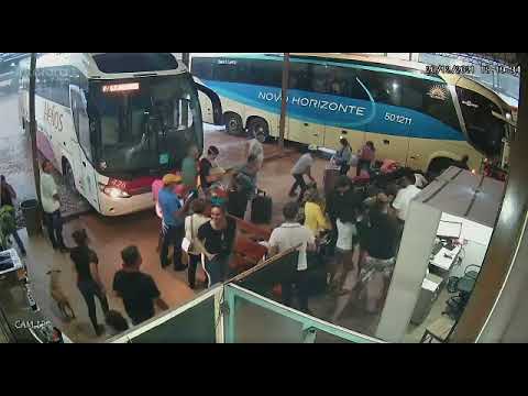 Aconteceu em Porangatu: Ônibus invade plataforma de embarque e quase atinge passageiros