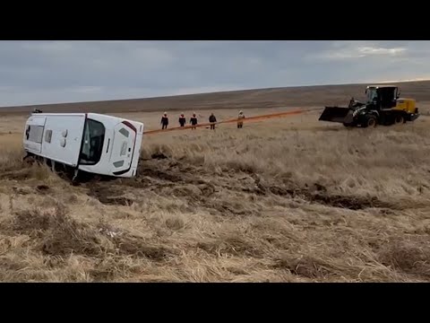 Футболисты оказались на газоне, не выходя из автобуса