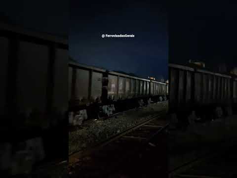 Trem Carregado Passando por Ribeirão Vermelho a noite .