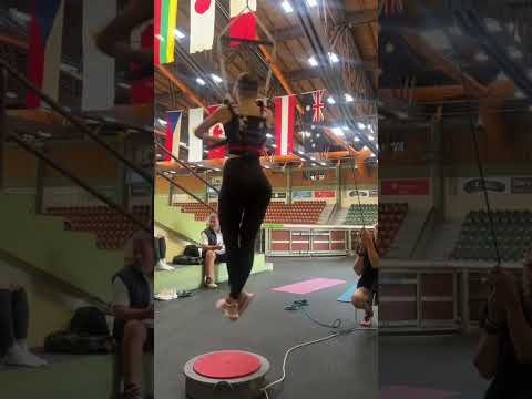 フィギュアスケーターがジャンプのトレーニングにどのマシンを使用しているか考えたことはありますか?🤨| 📹: アレクシアパガニーニ