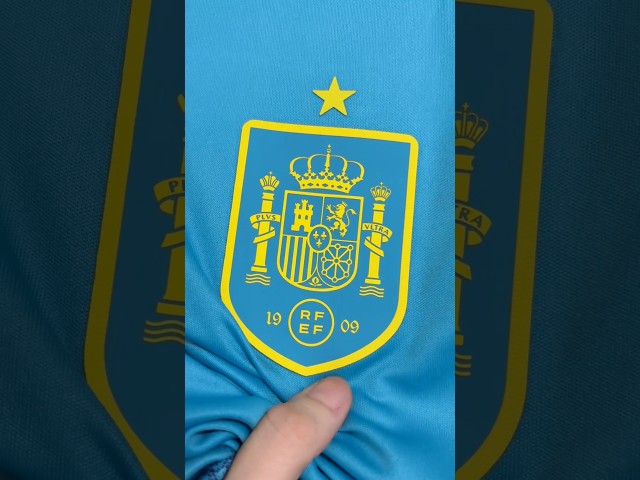 Vídeo relacionado con Pack de 2 Bufandas de España, bufanda de fútbol de la selección española para aficionados, poliéster resistente, color amarillo y rojo para partidos y eventos deportivos