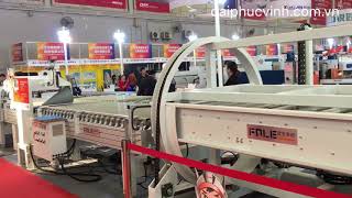 Máy lật ván ghép thanh tự động