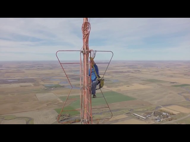 Этот мужчина выходит на работу раз в полгода, чтобы поменять лампочку. И за это получает 20 тысяч долларов!