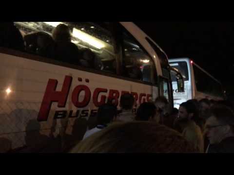 Siriusspelarna överraskar supportrarna i bussen