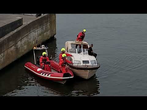 Bootje in problemen op de Maas bij Cuijk