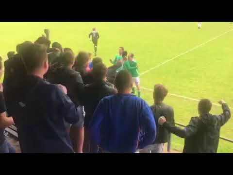 Ies van Dongen viert zijn 2-2 met de fans van Festilent