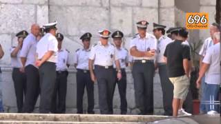 folla-e-lacrime-ai-funerali-del-finanziere