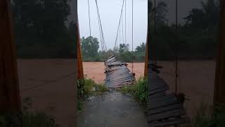 Download lagu Jembatan gantung roboh terkena banjir mp3