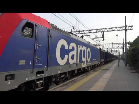 IL SALUTO DELLA E. 484-015 SBB CARGO IN TRANSITO CON CONTAINER A MONZA.(MI) 5 - 4 - 2016.