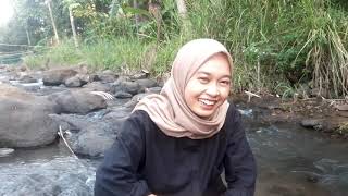 Download lagu Gadis Cantik Cuci Baju di Sungai - Kampungnya juga Indah Banget mp3