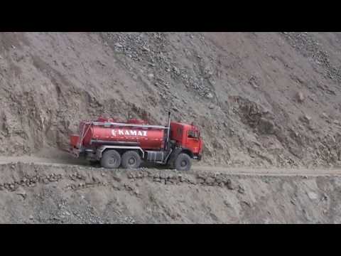 Camión cisterna  KAMAZ en los Andes del Perú