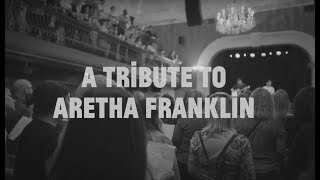 A Choir! of hundreds pays tribute to Aretha Franklin: (You Make Me Feel Like) A Natural Woman
