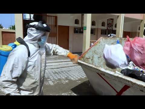 بلدية غزة تعقم مدرسة بلقيس في حي تل الهوا