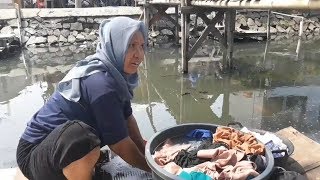 Air Tanah Asin, Sopiah Pilih Mencuci Pakaian di Kali Maja yang Keruh