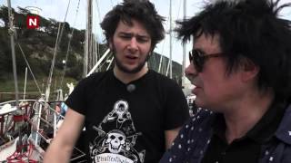 Petter sliter med å heise seilet