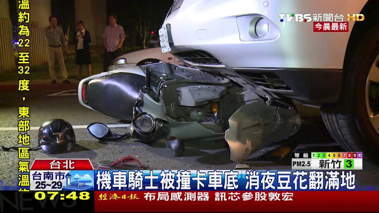休旅車轉彎撞騎士 機車卡車底僅輕傷
