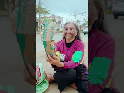 The old woman picked up the wallet from the sewer 🧓💼#homeless #movie #trending #drama #svshorts