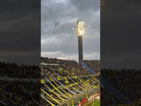 "Hinchada de Rosario Central frente a Riestra , Clausura 25. #rosariocentral" Barra: Los Guerreros &bull; Club: Rosario Central