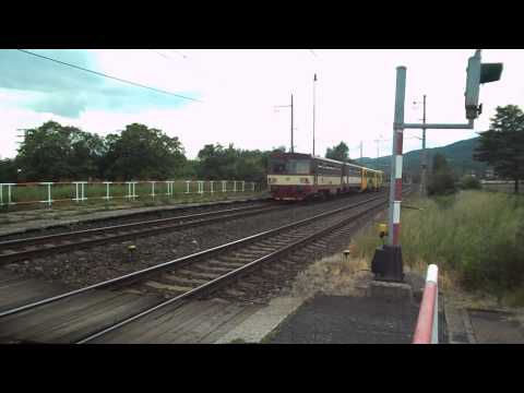 Příjezd a odjezd vlaku Os 17609 (ČD 810.054 + 814.033, zpoždění 7 min) - Málkov, 12. 6. 2013