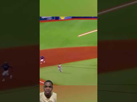 Un batazo doble lo quiso hacer triple y esto pasó #mlb #baseball #shorts