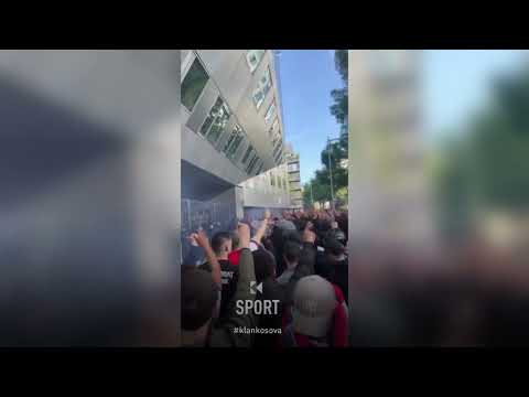 Tifozët e PSG-së ofendojnë rëndë Messin dhe Neymarin