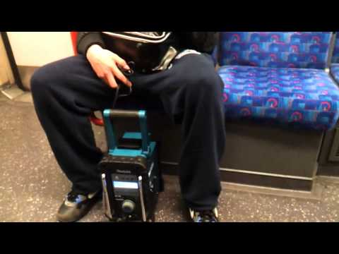 Głośnik w telefonie jest za cichy, wiec użyliśmy czegoś głośniejszego (Metro)