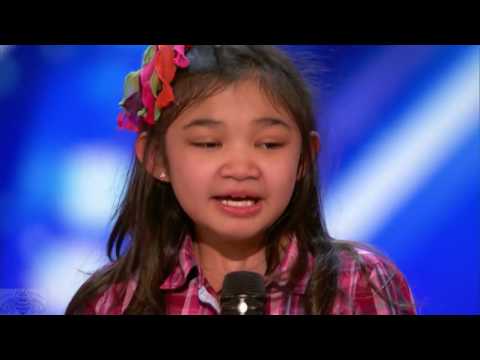 9 year old girl surprises singing "Rise up" in America's Got Talent.