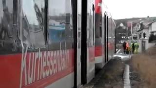 preview picture of video 'Zusammenstoß zwischen Zug und Lastwagen in Twiste'