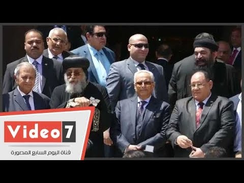 بهاء أبو شقة وطاهر أبو زيد وضياء رشوان يقدمون التهنئة للبابا بالكاتدرائية