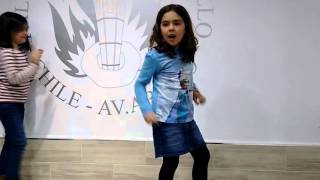 Coreografía sobre las mesas