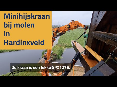Onderdeel vervangen met minihijskraan bij molen in Hardinxveld