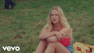 Musik-Video-Miniaturansicht zu Liquid Love Songtext von Billie Marten