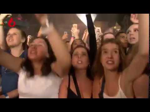 LA SURPRISE : MHD invite Karolyn à chanter La Puissance sur scène au festival Rock Oz'Arènes