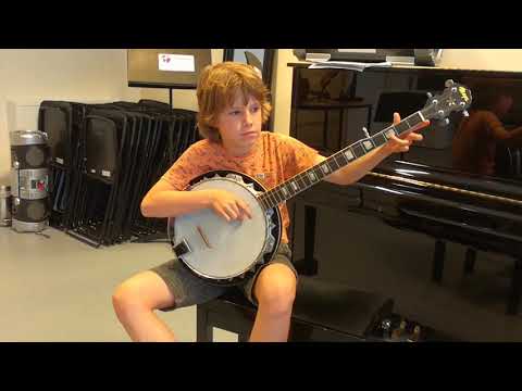 Gijs speelt op de banjo 'Alle Menschen werden Brüder'.