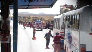 preview picture of video 'Marcha y Bloqueo en camino Oruro - 道路封鎖が起きた日'