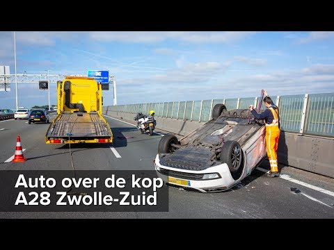 Auto over de kop op de A28 bij Zwolle-Zuid - ©StefanVerkerk.nl
