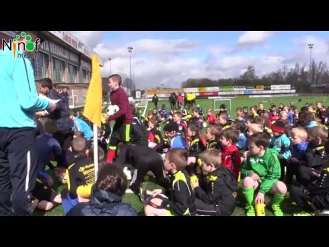 143 Voetballertjes leven zich uit bij KVK Ninove tijdens de paasstage .