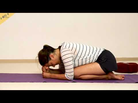 Kindhaltung mit Fäusten unter der Stirn - Yoga Asana Lexikon