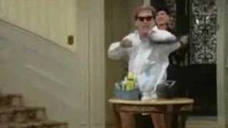 Niles danse en faisant le m�nage (vf)
