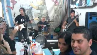 Cristian Mora & La Crema haciendo "Wash Out" de Freddy King