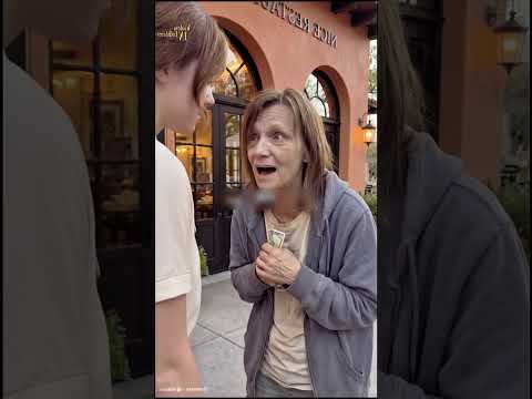 Менеджер поспешно подошёл и вежливо поприветствовал