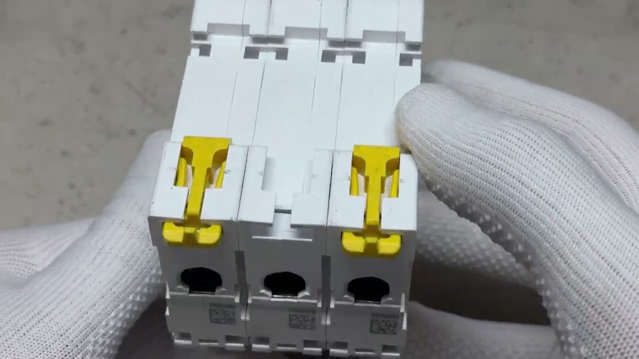 Автоматический выключатель 3P 40А С Resi9 Schneider Electric R9F12340