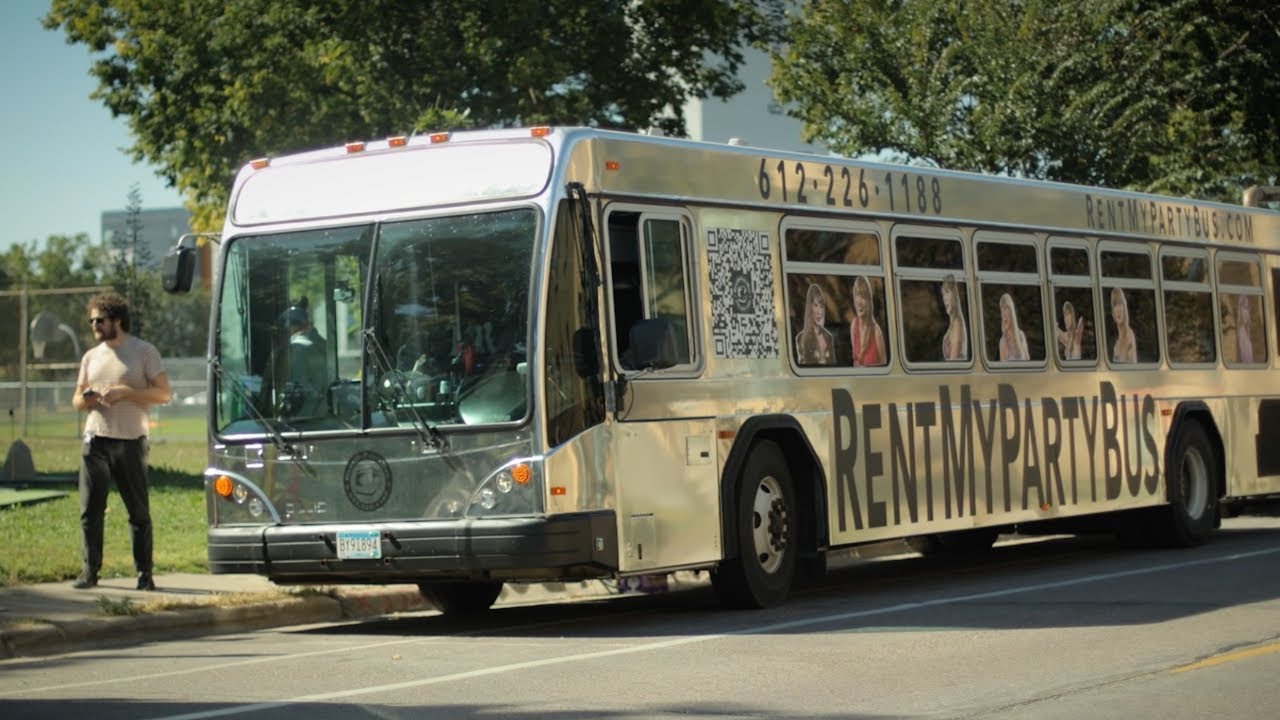 'Hotties for Harris' bus rolls through U of M, but few show up