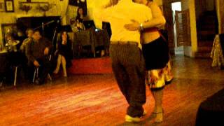 JOHN ZABALA Y PAMELA RAMOS BAILANDO NENA DE CANARO Y MILONGA VIEJA MILONGA D¨ARIENZO