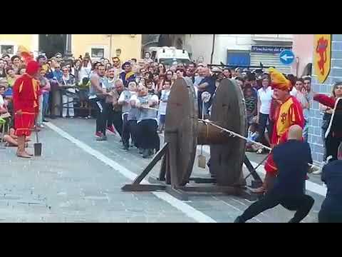 Tiro alla fune durante il Certame della Balestra a Popoli