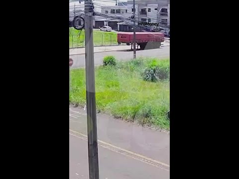 Imagens: Carro capota e atinge carreta parada em Cascavel, no Paraná