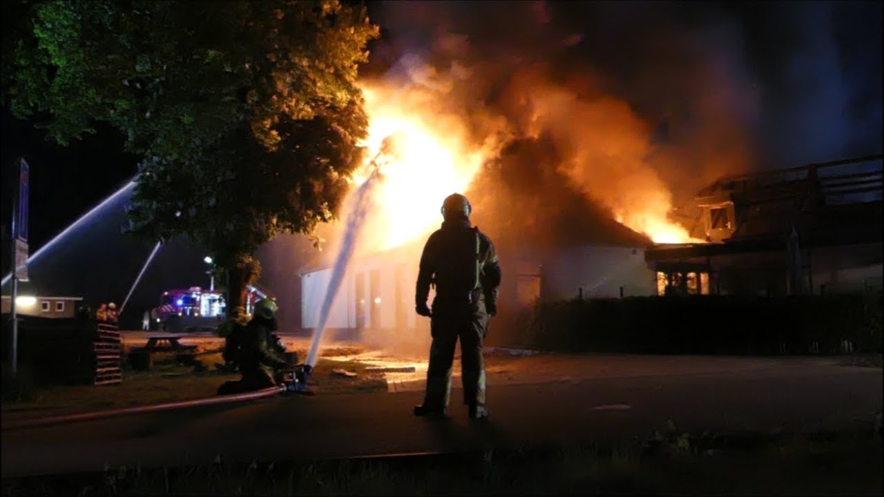 hulpdiensten rukken massaal uit voor grote brand in een restaurant aan de rijksweg in schaijk.