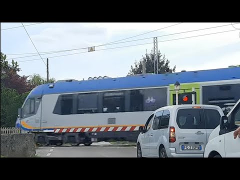 Transito veloce al passaggio a livello in Via Vigna a Trevignano Signoressa (TV)